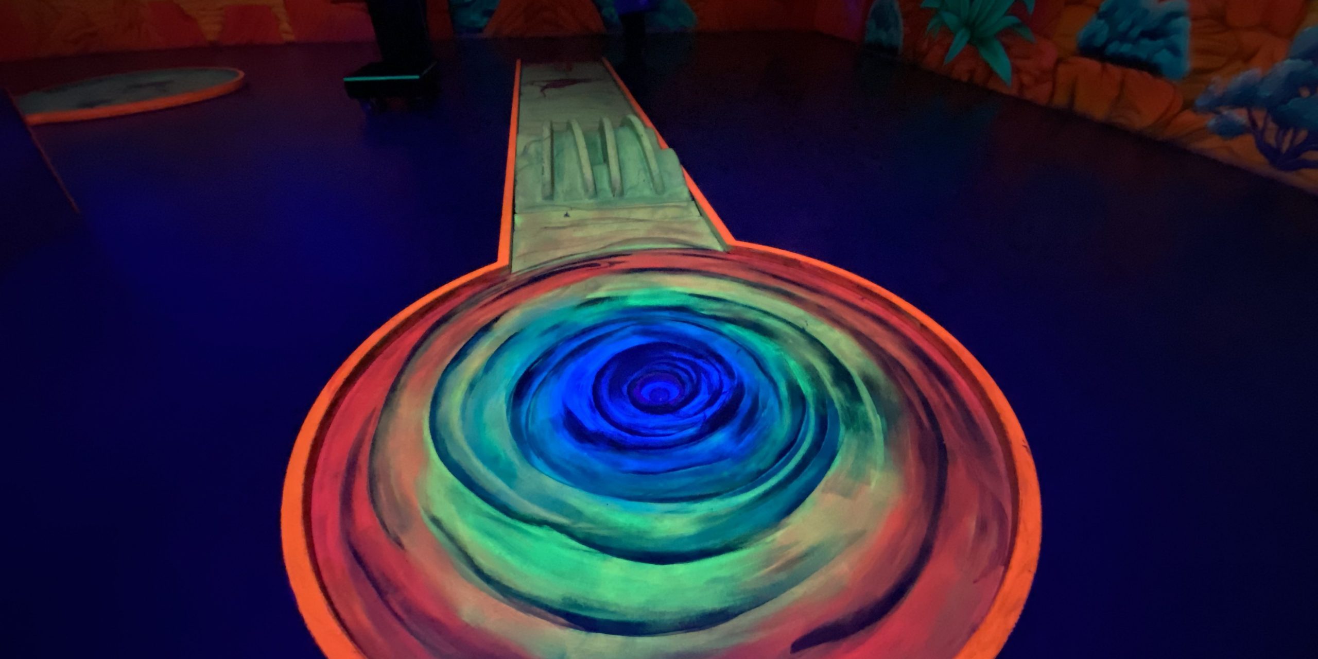 3D Minigolf im Schwarzlichtpark
